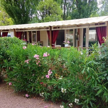 Bungalow De 3 Chambres A Frejus Avec Piscine Partagee Terrasse Amenagee Et Wifi A 5 Km De La Plage Holiday home *