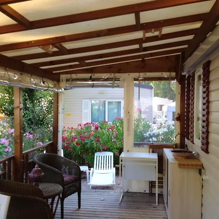 Bungalow De 3 Chambres A Frejus Avec Piscine Partagee Terrasse Amenagee Et Wifi A 5 Km De La Plage *